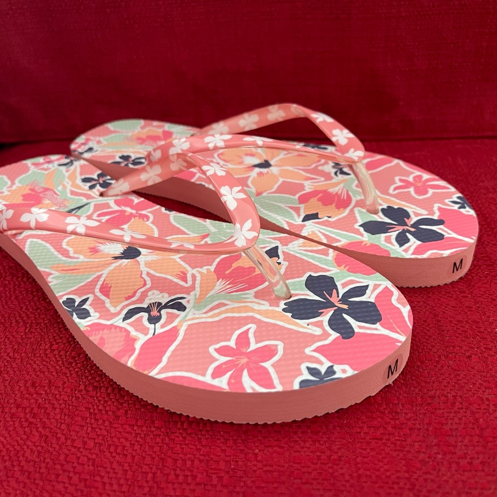 Vera Bradley NWOT Flip Flops Sandals in Size M “Rain Forest Lily Coral”
